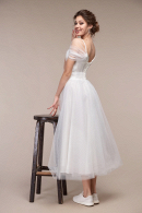 Свадебное платье Эльфия - легкое, не длинное - длина миди, простое, непышное, для неторжественной росписи, для молодежной свадьбы, для второго брака недорого в свадебном салоне Princesse de Paris СПБ